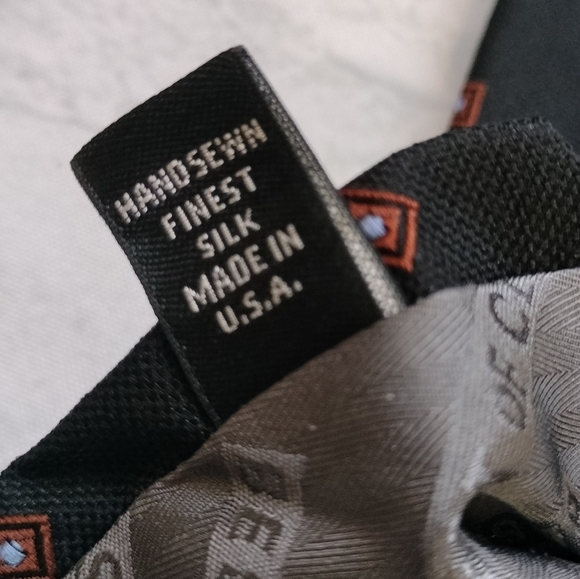 Robert Talbott Men's Silk Necktie Geometric Square Handsewn Finest Silk Classic - Picture 7 of 11